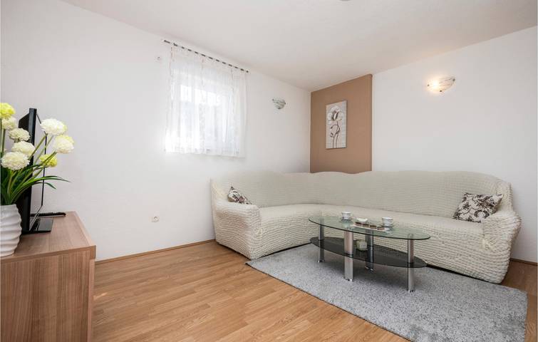 Geräumige Ferienwohnung mit Pool, Terrasse und WLAN in der Nähe von Fluss und See in Makarska Riviera