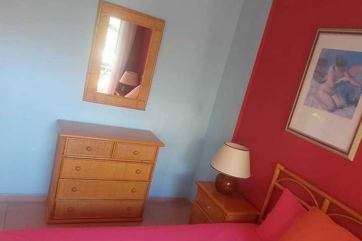 Entire apartment, Holiday apartment directly on the beach, family-friendly, well-maintained complex with pool in Torredembarra, Costa Dorada