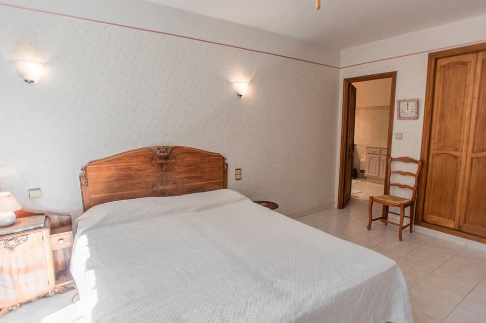 One-storey villa with enclosed garden and swimming pool in Sorgues, Vaucluse