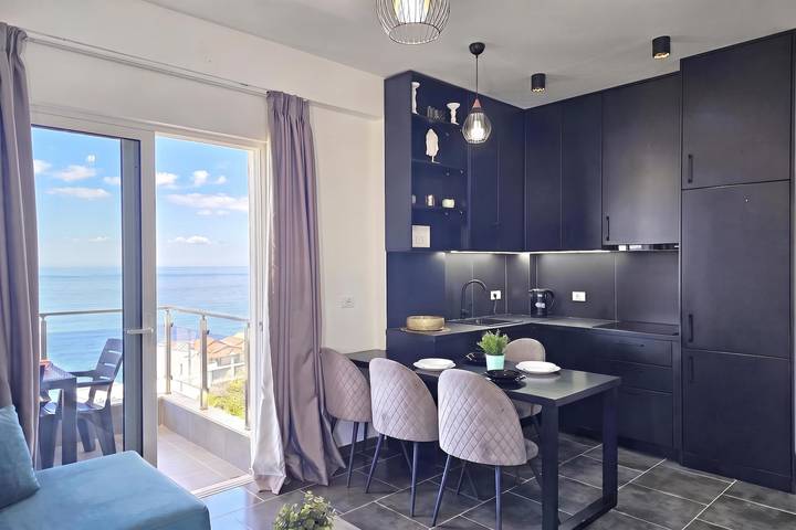Ganze Wohnung, Christine Sunny Corner 004 /w Sea View Balcony in Sarandë, Vlorë