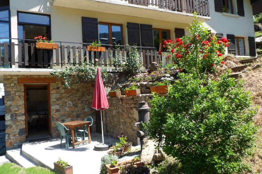 Entire apartment, 20 m2 studio ideal for a spa treatment in Brides or skiing in the 3 valleys in Salins-les-Thermes, Les Trois Vallées