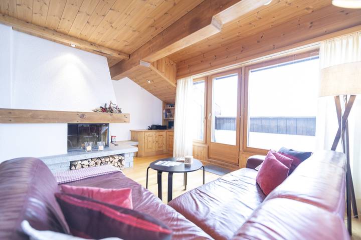 Ganze Wohnung, Chasa Rontsch Madlaina: Charmante 4.5 Zimmer-Dachwohnung mit Panorama-Aussicht mitten in Ftan in Ftan, Unterengadin