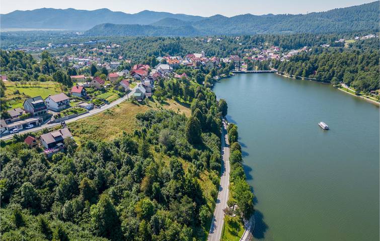 Reizende 2-Zimmer-Ferienwohnung mit Pool und Terrasse, 700 m vom Zentrum von Fuzine entfernt in Fuzine, Primorje-Gorski Kotar