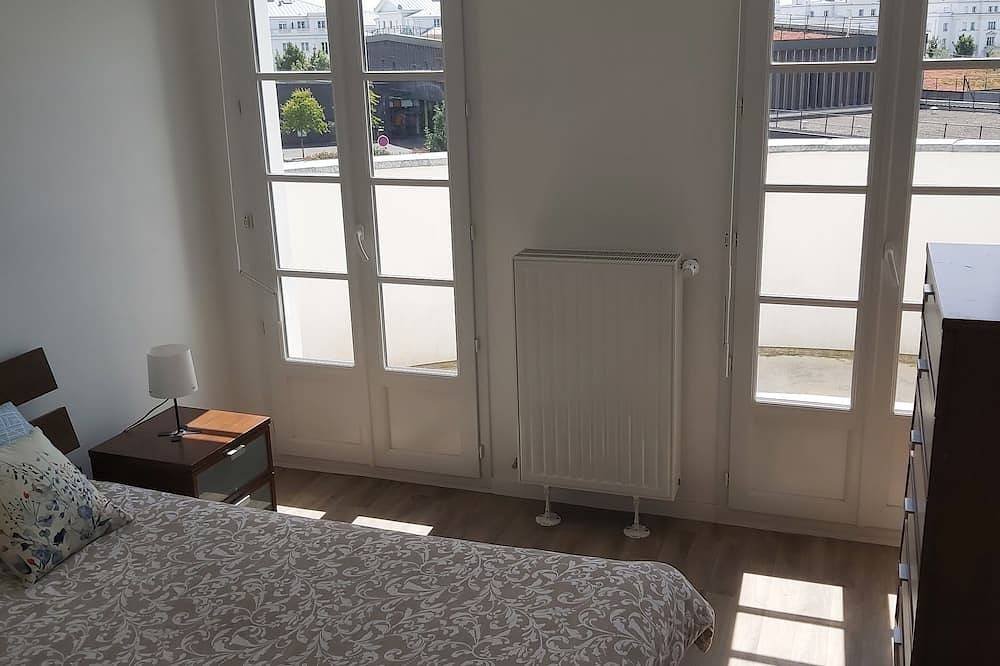 Entire apartment, Near Disney and La Vallée Village - Apt 2 bdrms with balcony - sleeps 8 in Serris, Seine-et-Marne