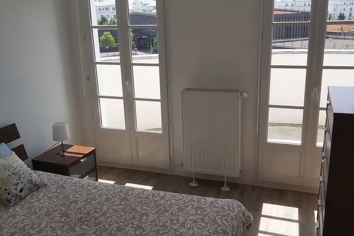 Appartement entier, Proche Disney et de la Vallée Village - Apt 2 ch avec Balcon - 4 personnes in Serris, Seine-et-Marne