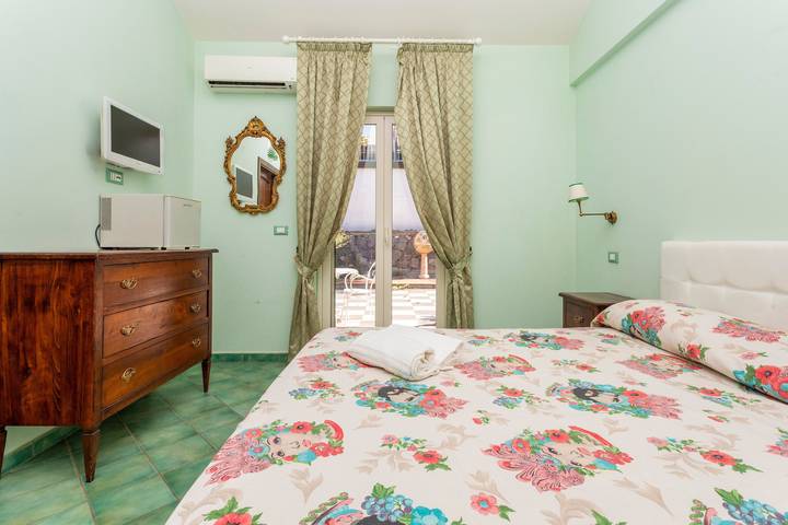 Bed and Breakfast 'Sole' with Sea View, Shared Pool and Wi-Fi in Calatabiano, Catania Province