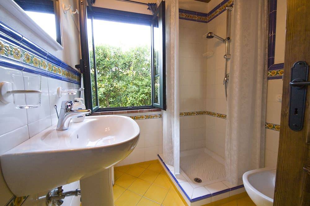 Day of Sun Apartment in villa, 10 min from the sea, private garden, swimming pool in Massarosa, Italienische Riviera