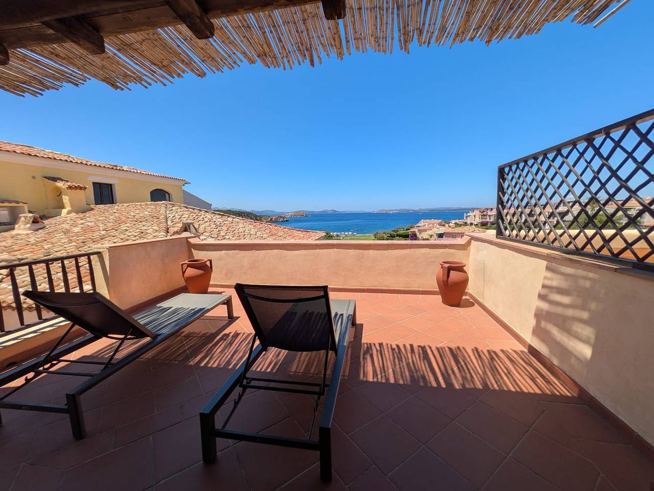 Ganze Wohnung, Apartment "La Terrazza sul Mare" nahe am Strand mit Meerblick, Klimaanlage und Terrasse in Capo Ferro, Arzachena
