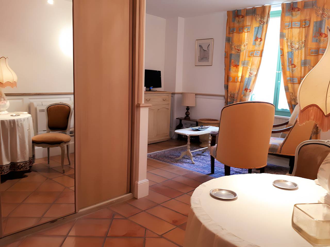 Mas de Bouvau : Chambre 1 Ficus, avec piscine partagée, Wi-Fi et climatisation in Violès, Vaucluse