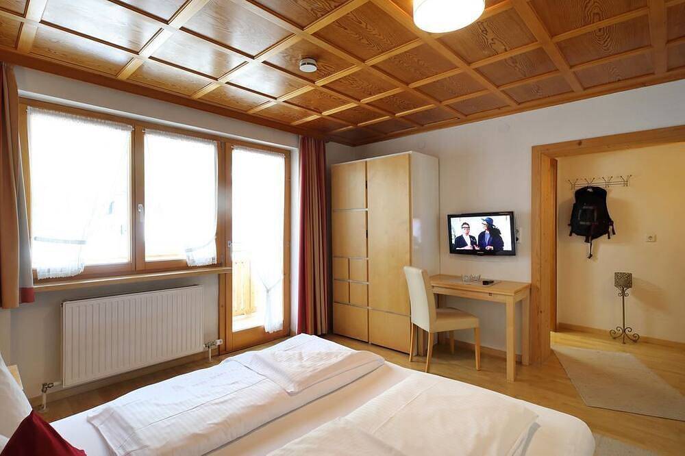 Room 11 - Double room + balcony - Bergkristall in Brand, Brandnertal