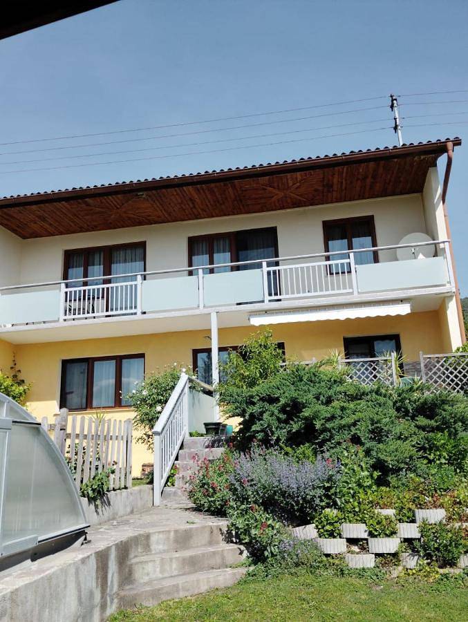 Ferienwohnung für 6 Personen, mit Ausblick und Garten sowie Pool, mit Haustier