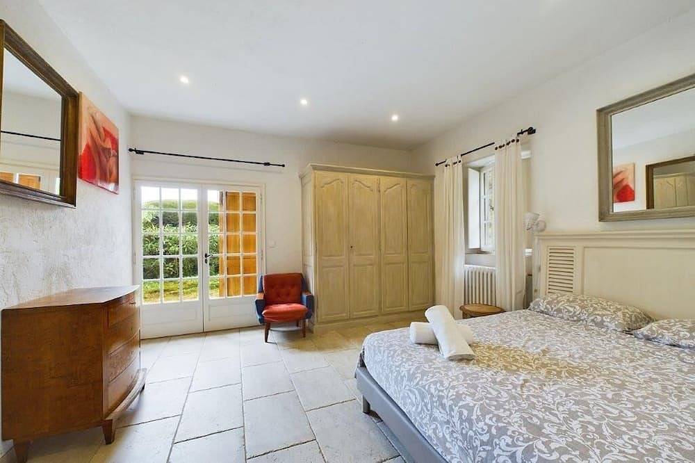 Property with authentic charm in Le Rouret, Region de Cannes