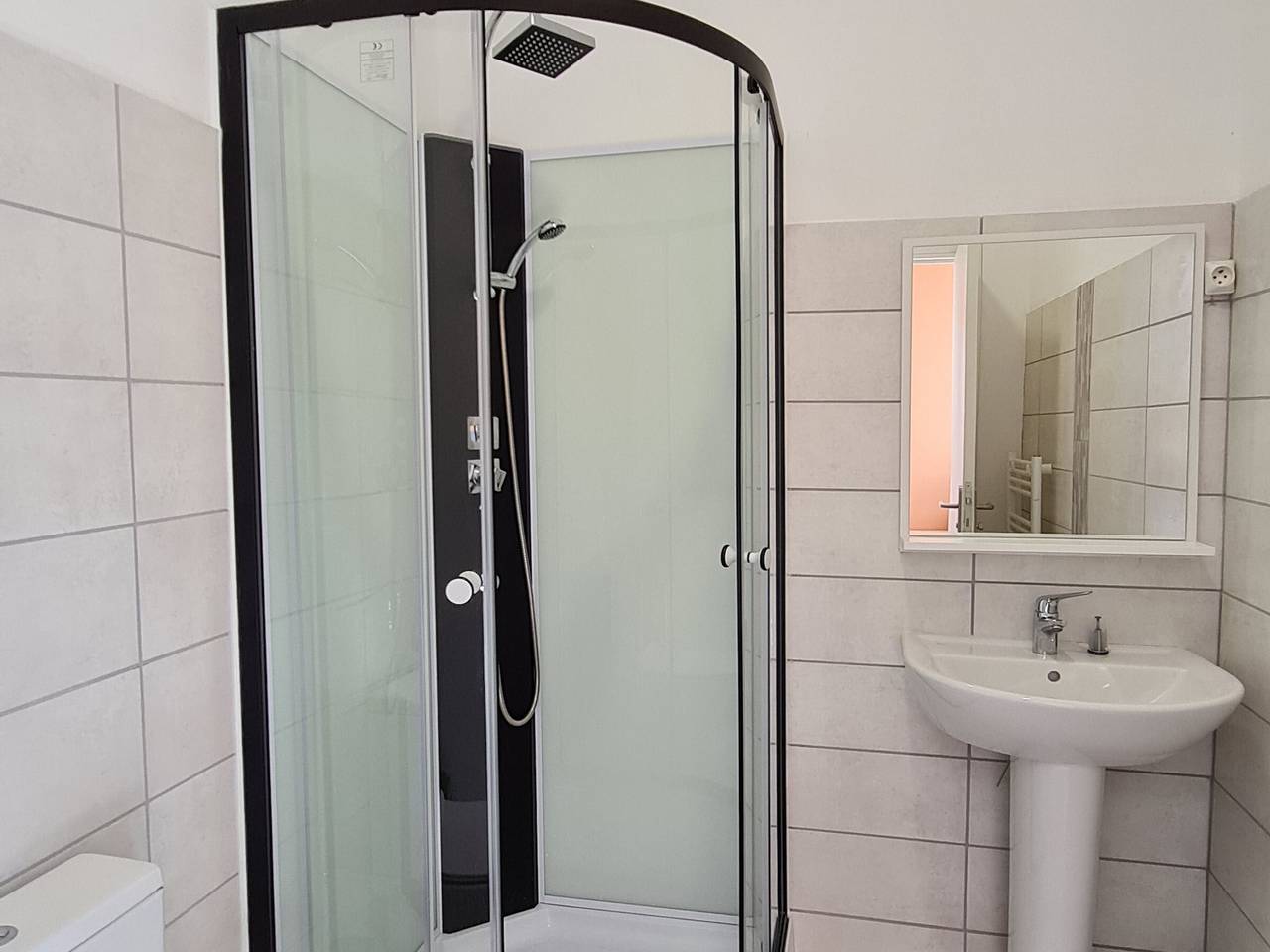 Appartement entier, Gîte lumineux 2-4 pers. avec terrasse et restaurant sur place in Lacroix-sur-Meuse, Région de Commercy