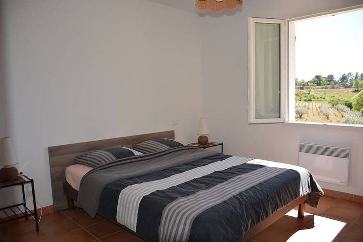 Location de vacances pour 6 personnes, avec terrasse ainsi que jacuzzi et jardin à Puyméras - 2