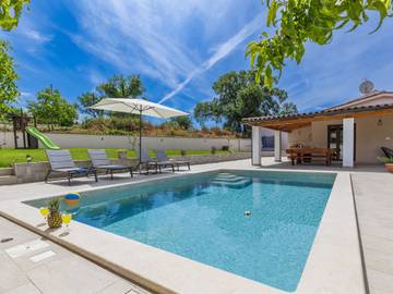 Ferienhaus für 6 Personen, mit Terrasse und Pool sowie Garten, mit Haustier in Barban