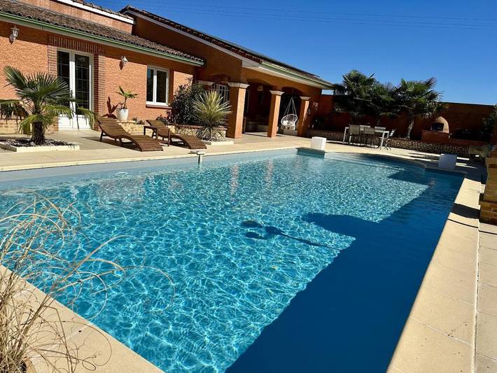 Location de vacances pour 5 personnes, avec jardin ainsi que piscine et jacuzzi, adapté aux familles à Calmont