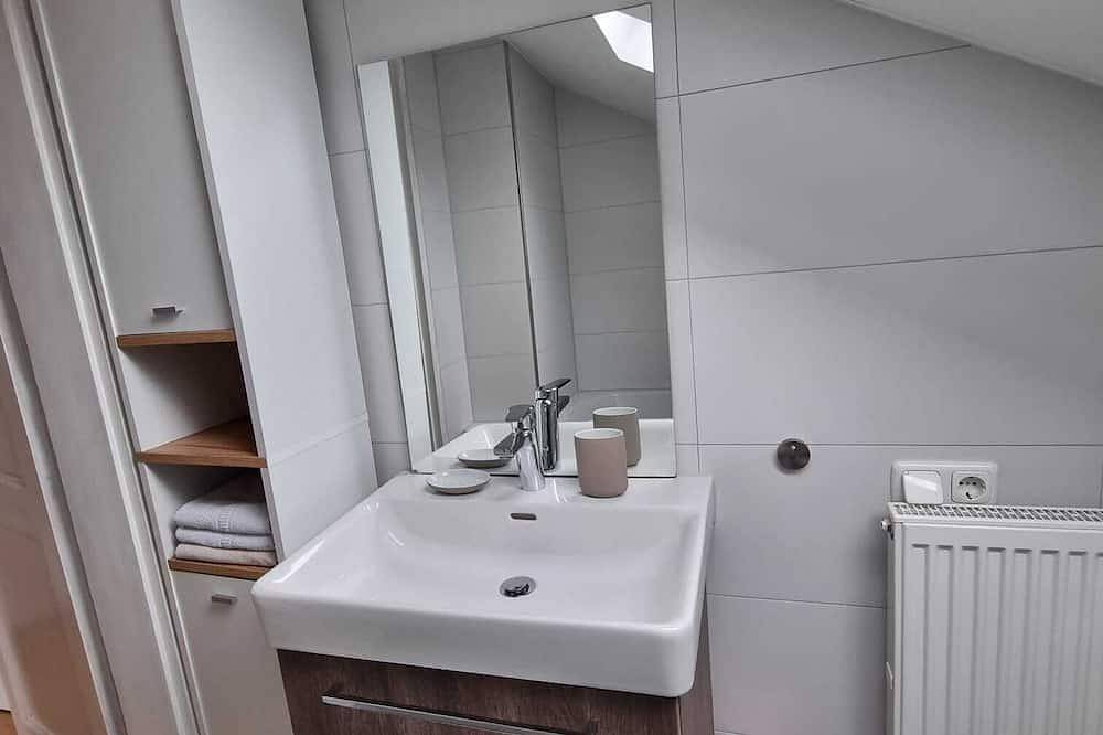 Ganze Wohnung, Gemütliche Dachgeschosswohnung bei Tutzing am Starnberger See in Tutzing, Starnberger See