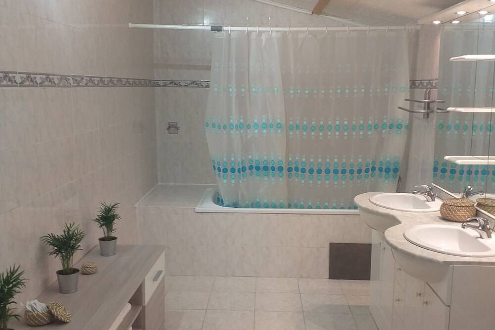 Apartamento entero, Lovely detached apartment in the countryside in a family-run farmhouse in Puget, Parque natural regional del Luberon