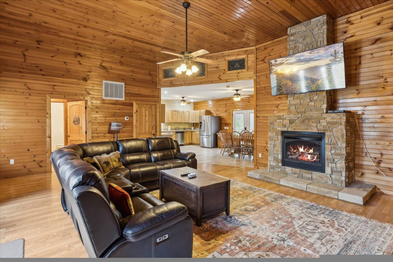 Spectacular home w/ Hot Tub, Fireplace, Jacuzzi  in Sevier County
