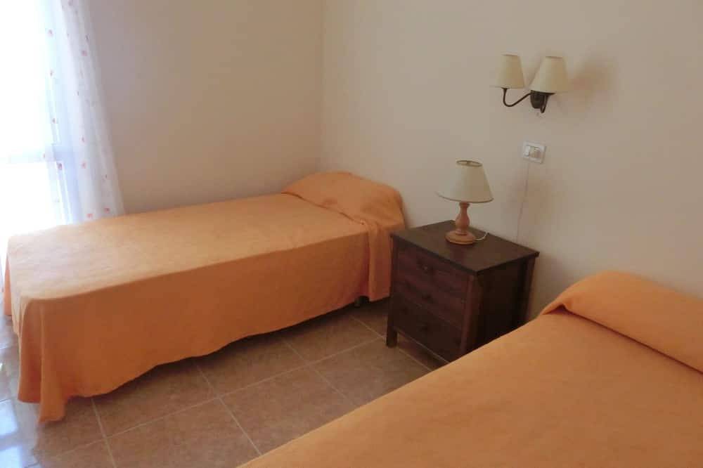 Entire apartment, Apartment with terrace, swimming pool, near the sea. Wifi. Chromecast with Google Tv. in Costa del Silencio, Arona