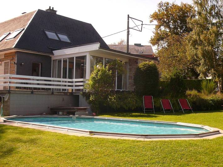 Ferieudlejning for 14 personer, med Terrasse og Have såvel som Pool og Sauna i Belgien