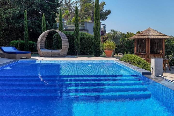 Location de vacances pour 8 personnes, avec piscine ainsi que vue et jardin, adapté aux familles dans Plage Doree Sanary Sur Mer