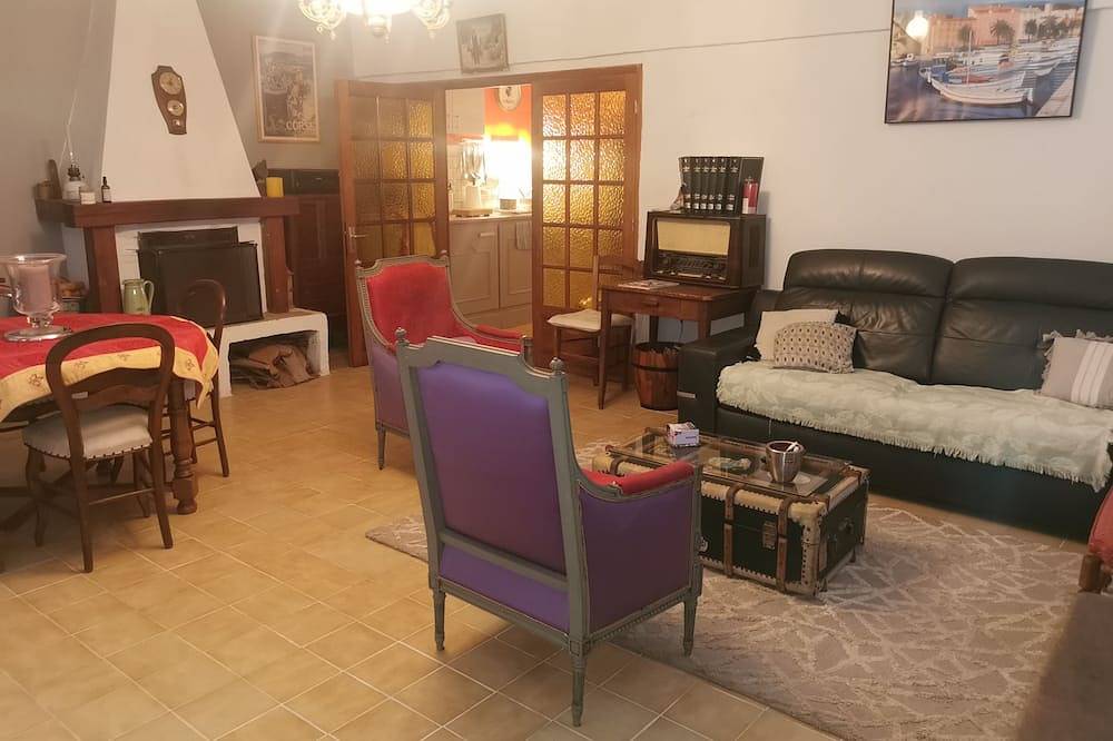 Appartement entier, 80M2 F3 2gd chs 1Gd Salon 1 cuisine tt aménager + lave linge, 1gd terrasse in Piana, Région d'Ajaccio
