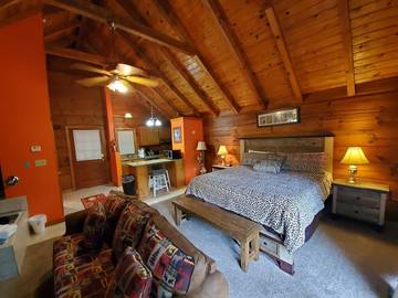 Log Cabin for 4 Guests in Gatlinburg, Sevier County, Picture 2