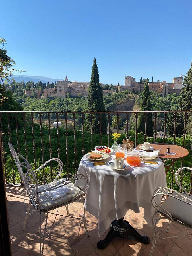 Alojamiento y desayuno para 2 personas, con vistas y balcón en Granada