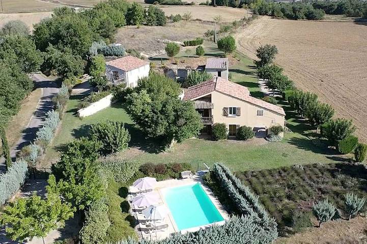 Location de vacances pour 18 personnes, avec piscine à Lurs