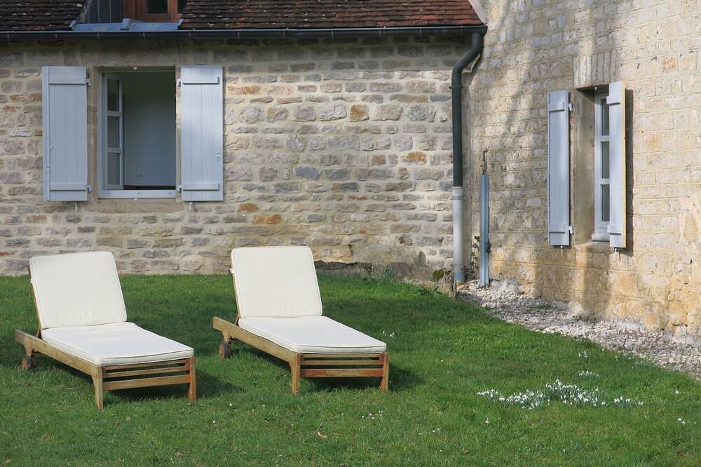 Maison dans le parc d'un d'un château : lacs, balades, tourisme. in Verges, Jura