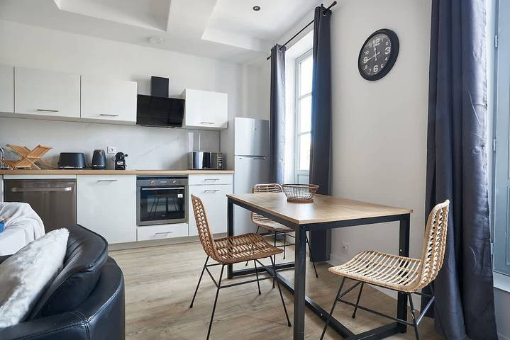 Entire holiday apartment, Paul Riquet's Birthplace - Les Halles View - A/C in Béziers, Mediterranean Coast (France)
