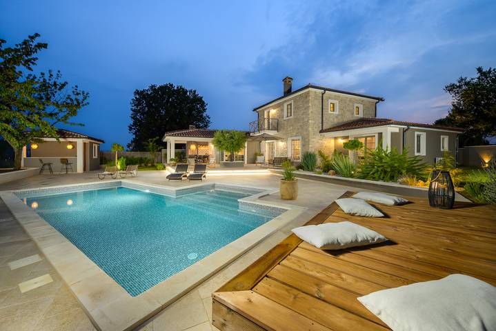 Ferienhaus für 6 Personen, mit Pool und Garten sowie Terrasse, mit Haustier