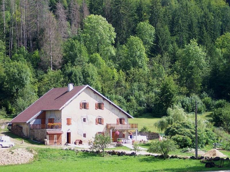 Gîte confortable de 90 m² avec jardin et cheminée. in Cuttura, Parc naturel régional du Haut-Jura