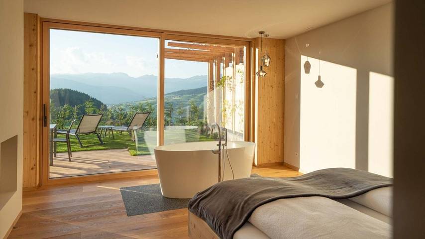 Schöne Ferienwohnung "Aura Chalets Nr 1" mit Bergblick, Wlan & Garten in San Michele (Kastelruth), Kastelruth
