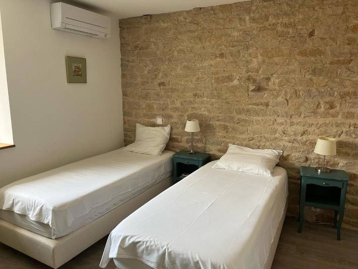 Location de vacances pour 2 personnes, avec terrasse et jardin ainsi que vue et piscine à Sennecey-le-Grand - 2