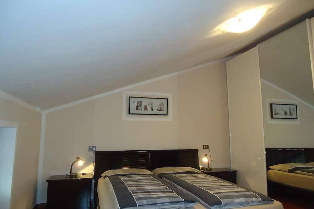 Ganze Wohnung, Ferienwohnung für 2 Erw. + 1 Kind, toller Blick, 200m zum See/ Strand, Garten in Idro, Gardasee-Berge