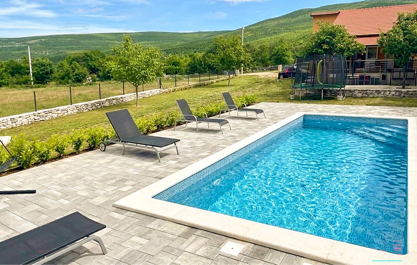 Geräumige 180 m² große Wohnung mit Pool, WLAN und Parkplatz in Dalmatinisches Zagora