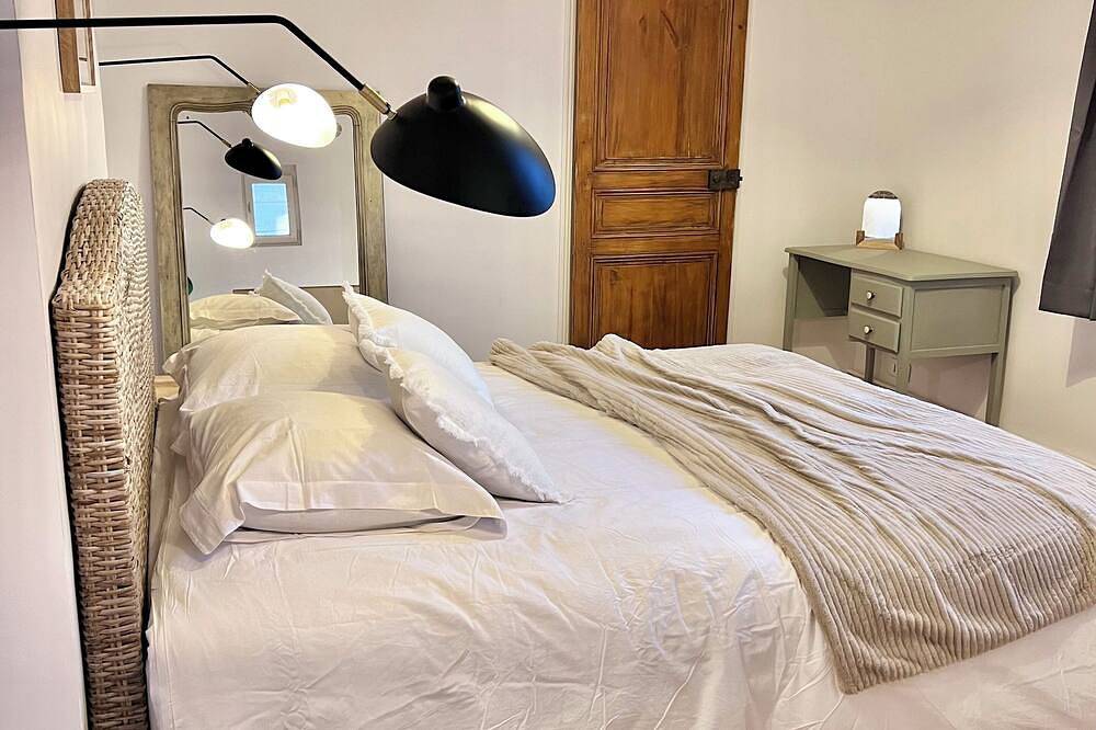 Entire apartment, Jeanne's apartment. 500 from the castle, in a quiet, green setting in Chinon, Loire Valley