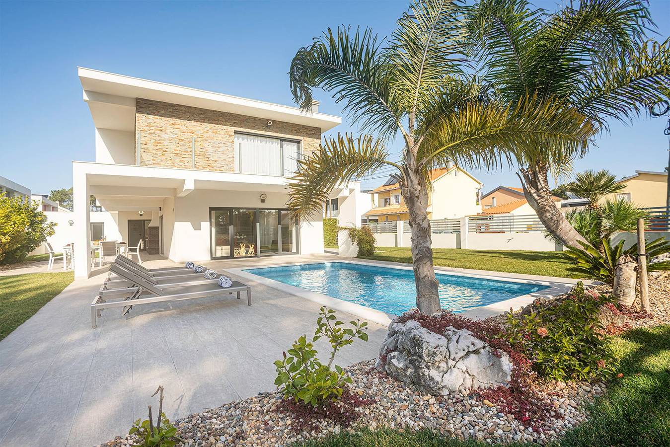 Spacious Aroeira Villa | 4 Bedrooms | Villa Sassi | Beautiful Gardens | Well Furnished in Aroeira, Charneca de Caparica e Sobreda