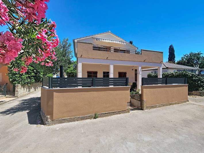 Ferienwohnung für 5 Personen, mit Balkon und Garten in Grad Šibenik - 2