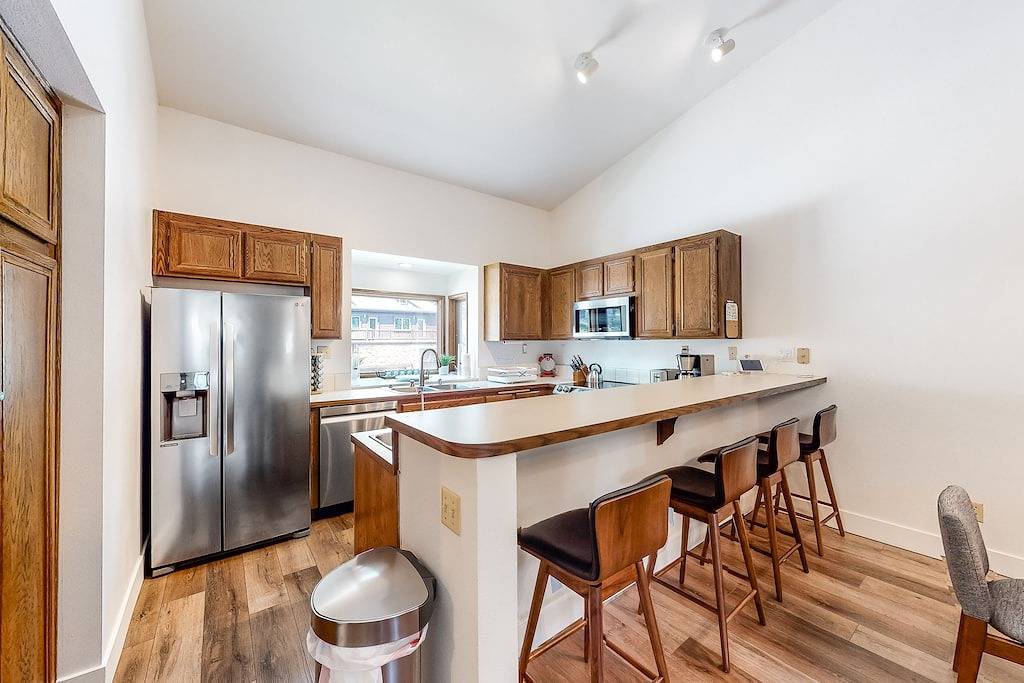 Ganze Wohnung, Walk to Village & Gondola Corner Condo w/ Fireplace, Wifi & Shared Hot Tub in Mammoth Lakes, Mammoth Mountain