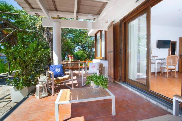 B&b per 4 persone, con piscina e panorama nonché giardino e terrazza a Sant'Agata sui Due Golfi