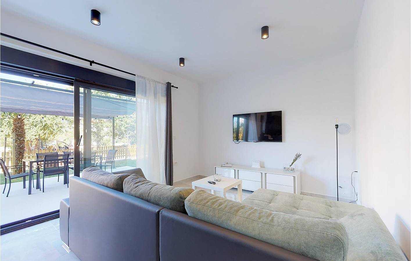 Ganze Ferienwohnung, Ferienwohnung für 4 Personen mit Terrasse in Drenje, Ostküste Istrien