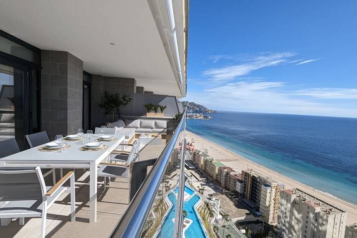 Apartamento de vacaciones para 6 personas, con jardín y piscina además de sauna y vistas al mar en Benidorm