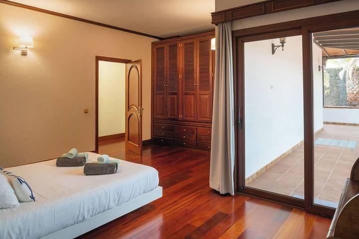 Tindaya von Buenavilla | Prächtige Villa mit Innen- und Außenpools in Puerto Calero, Yaiza