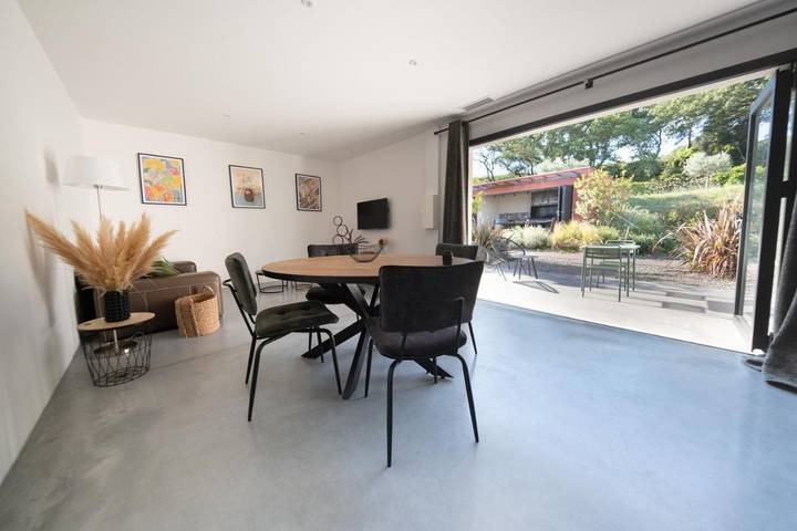 Gîte pour 2 personnes, avec Balcon et Terrasse ainsi que Jardin et Piscine à Trouillas