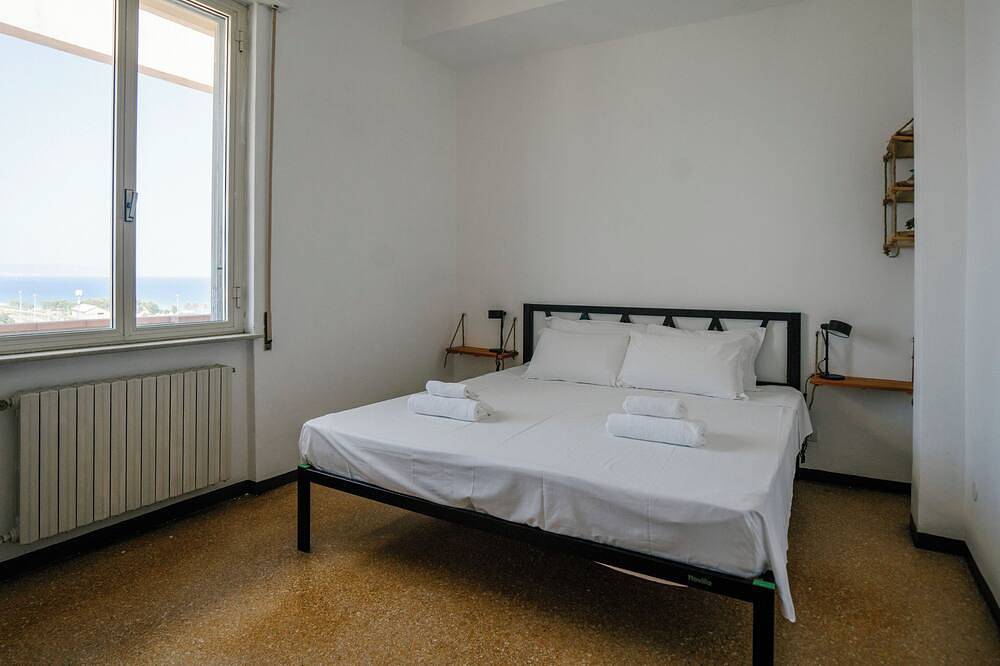 Entire apartment, Tra le Nuvole - Two Bedroom Apartment, Sleeps 5 in Albenga, Riviera di Ponente