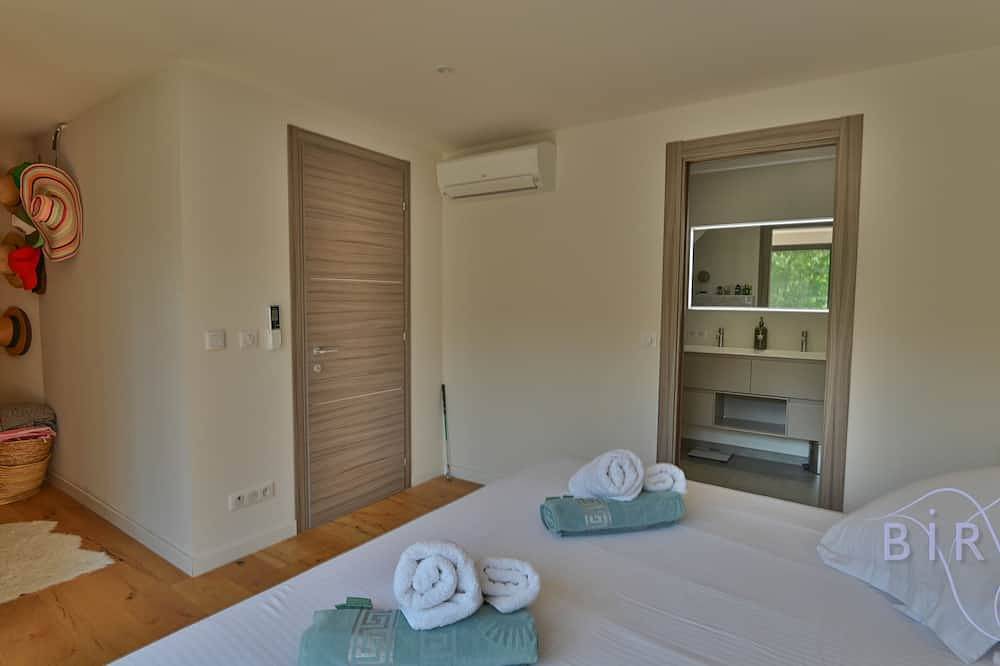 Beautiful contemporary, 200m², pool, riverside in Pégomas, Region de Cannes