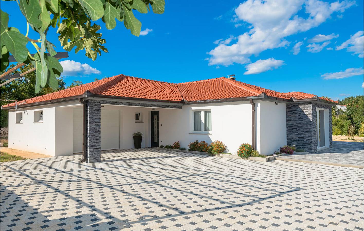 Geräumige 2-Zimmer-Wohnung mit Pool, Terrasse und Flussblick – 2 km von den Sehenswürdigkeiten entfernt in Imotski, Makarska Riviera